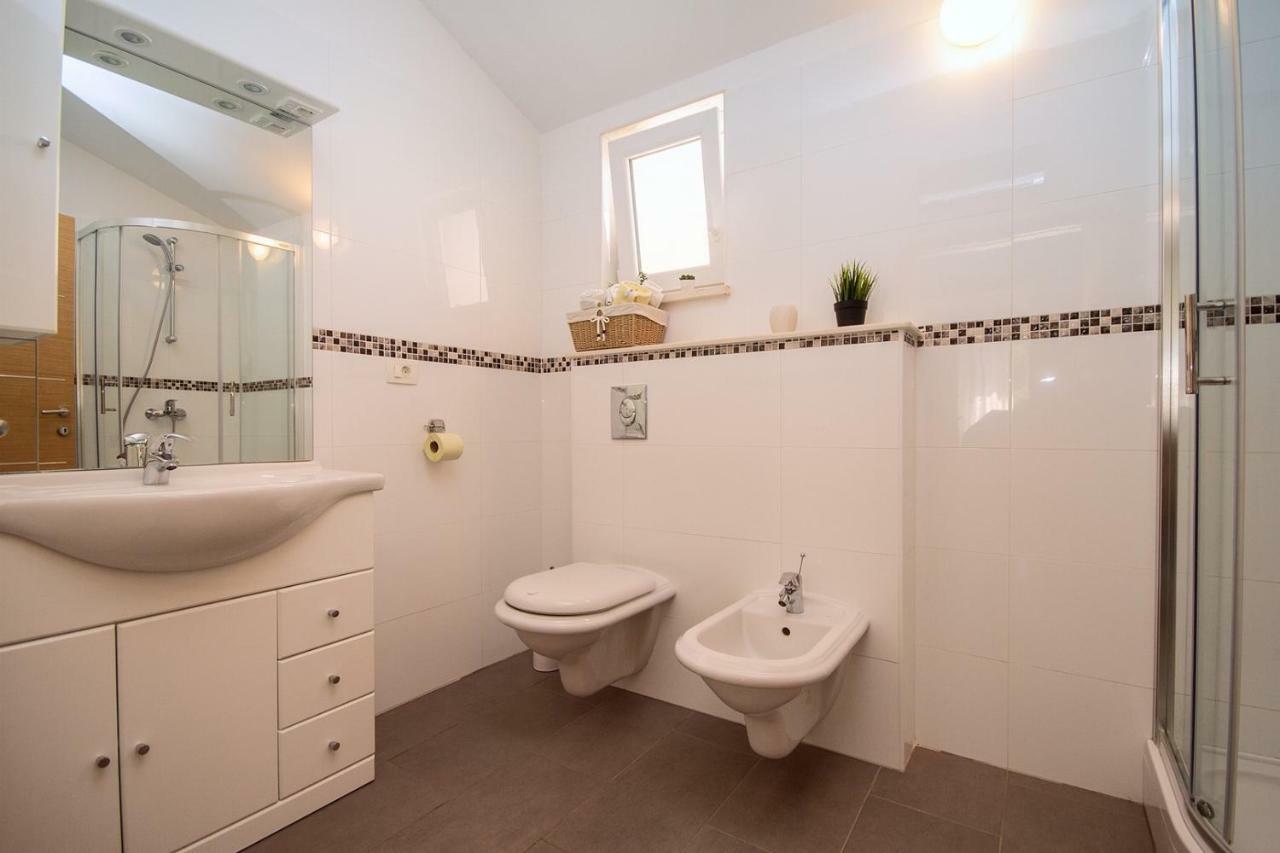 Villa Ana - 3 Bedroom Villa With Private Pool And Unspoiled Natural Environment Kučiće 外观 照片